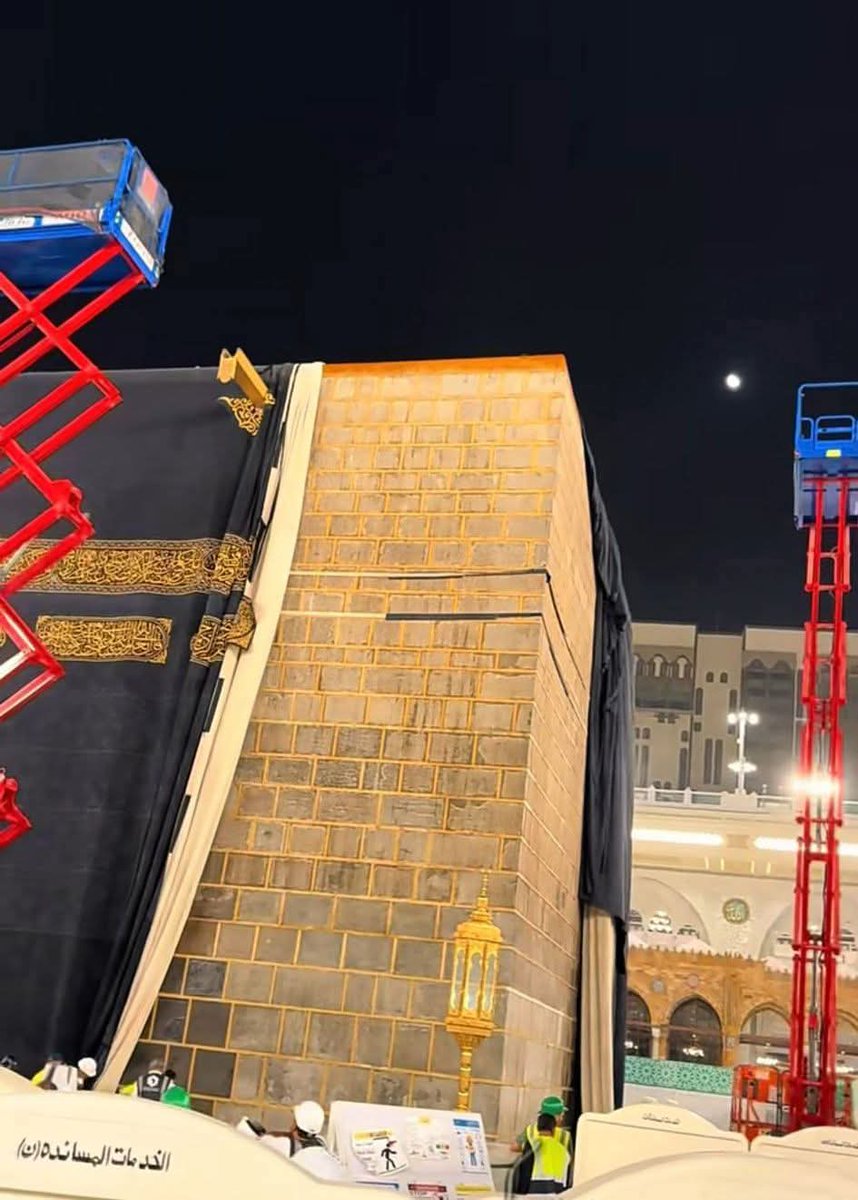 بغیر غلاف کے بھی کعبہ کا اپنا جلال ہے
