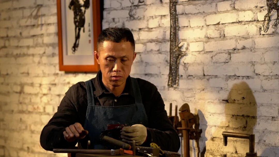 HelloWuhu's tweet photo. A unique cultural experience awaits in Wuhu through traditional blacksmithing, an intangible heritage craft shaped by fire and skill. From tracing its historical roots to hands-on forging, the experience offers an immersive insight into this time-honored tradition. https://t.co/tUjvG43wGc