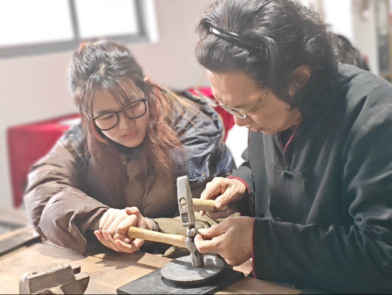 HelloWuhu's tweet photo. A unique cultural experience awaits in Wuhu through traditional blacksmithing, an intangible heritage craft shaped by fire and skill. From tracing its historical roots to hands-on forging, the experience offers an immersive insight into this time-honored tradition. https://t.co/tUjvG43wGc