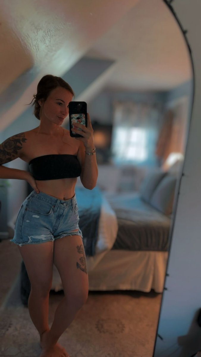 spoil_izzy's tweet photo. thick thighs drain guys 🌀 https://t.co/BtFnWswxy9