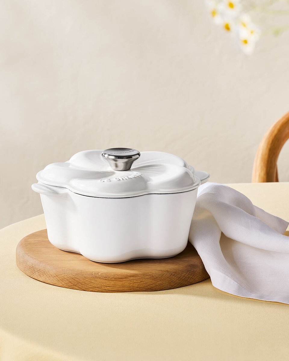 【美品】ル・クルーゼ ココットフルール エシャロット 鋳物 ホーロー 鍋 花型 Amazon.co.jp: ル・クルーゼ(Le Creuset) 鋳物 ホーロー 両手鍋