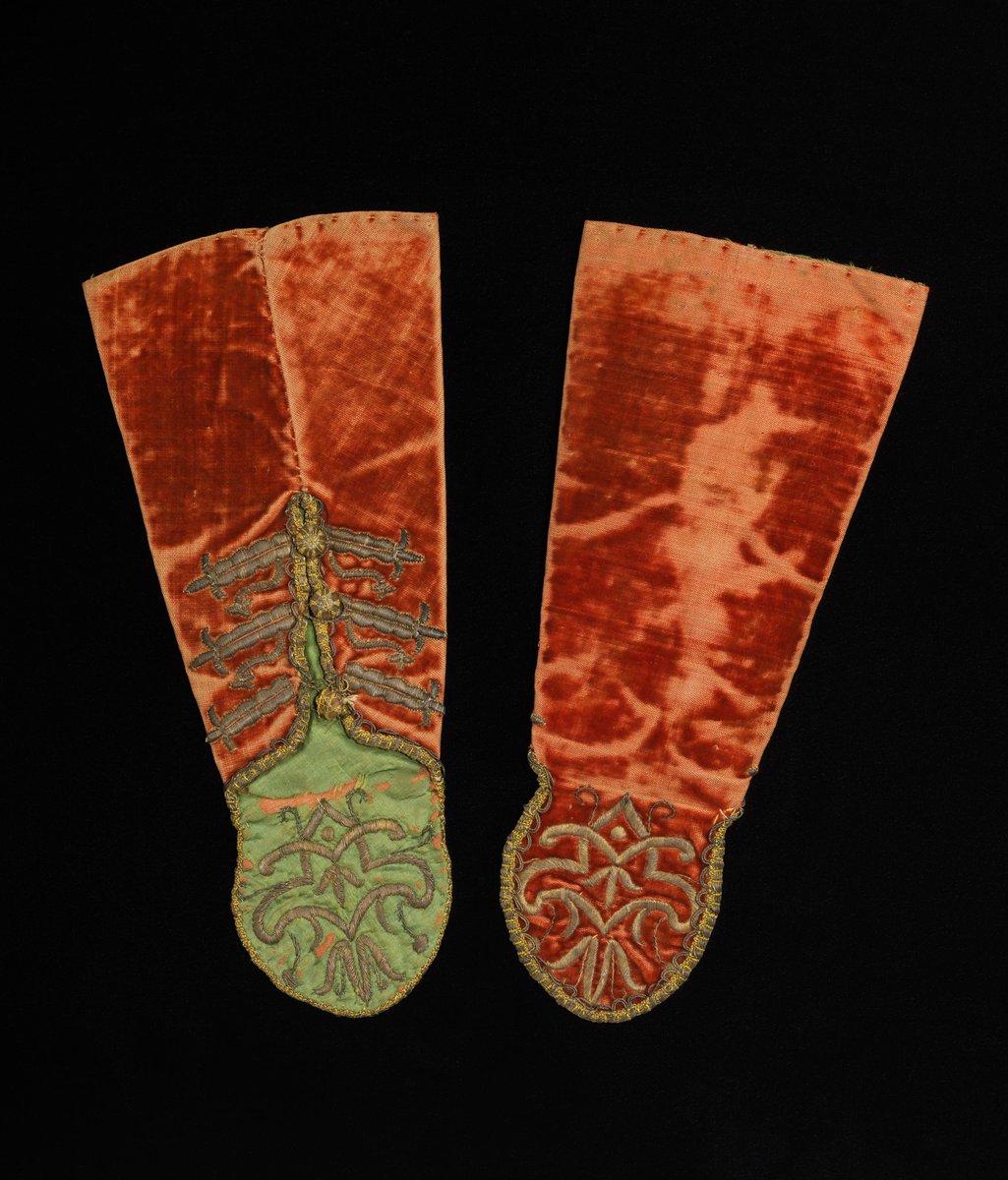 StoristArt's tweet image. These silk and metal mitts from 1649 have outlived empires, wars, and centuries of chaos, yet here they are, still delicate and breathtaking. Someone wore these with joy once. That gets me every time. #FashionHistory #TextileArt #ArtLovers
