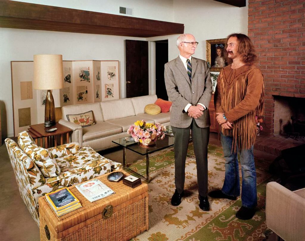 HistoryUnd's tweet image. David Crosby with his father Floyd, together in the father’s house, 1970