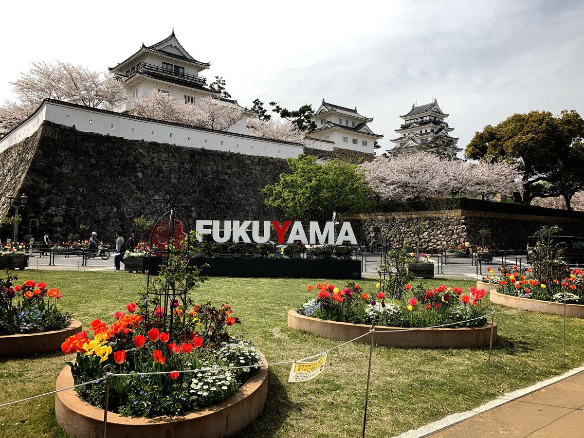 福山駅北口を出るとFUKUYAMAのモニュメントがあります。写真向かって右