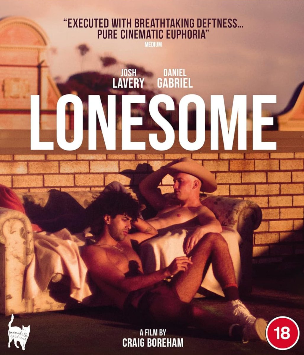 Lonesome
2022
Legendado 

"Lonesome" é um filme que explora a jornada de Casey, um jovem do interior da Austrália, que enfrenta um escândalo em sua pequena cidade e se muda para Sydney. Neste novo ambiente, ele encontra Tib, um rapaz da cidade, +