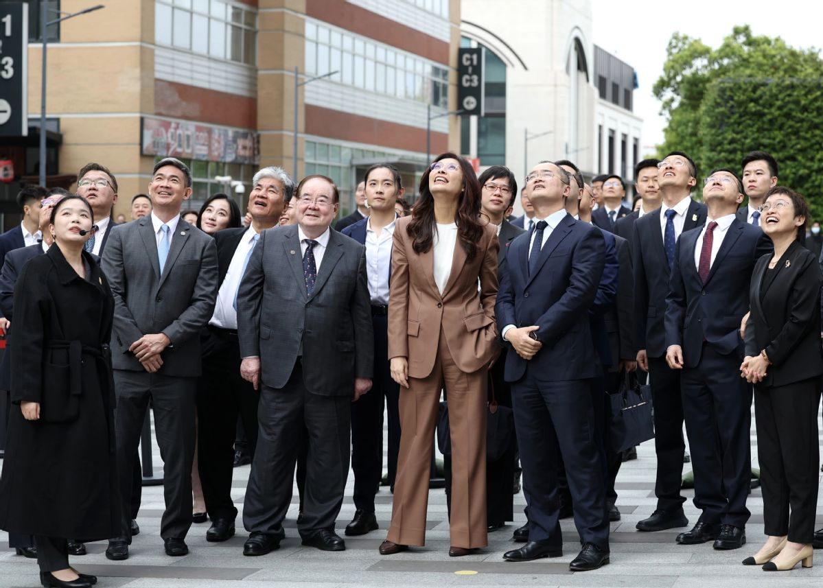 ShanghaiEye's tweet image. #KMT chairwoman visits #Meituan headquarters in #Shanghai -- Photos show #ChengLiwun, chairwoman of the Chinese Kuomintang (KMT) party, trying to order on Meituan, an on-demand delivery platform, in #Shanghai.