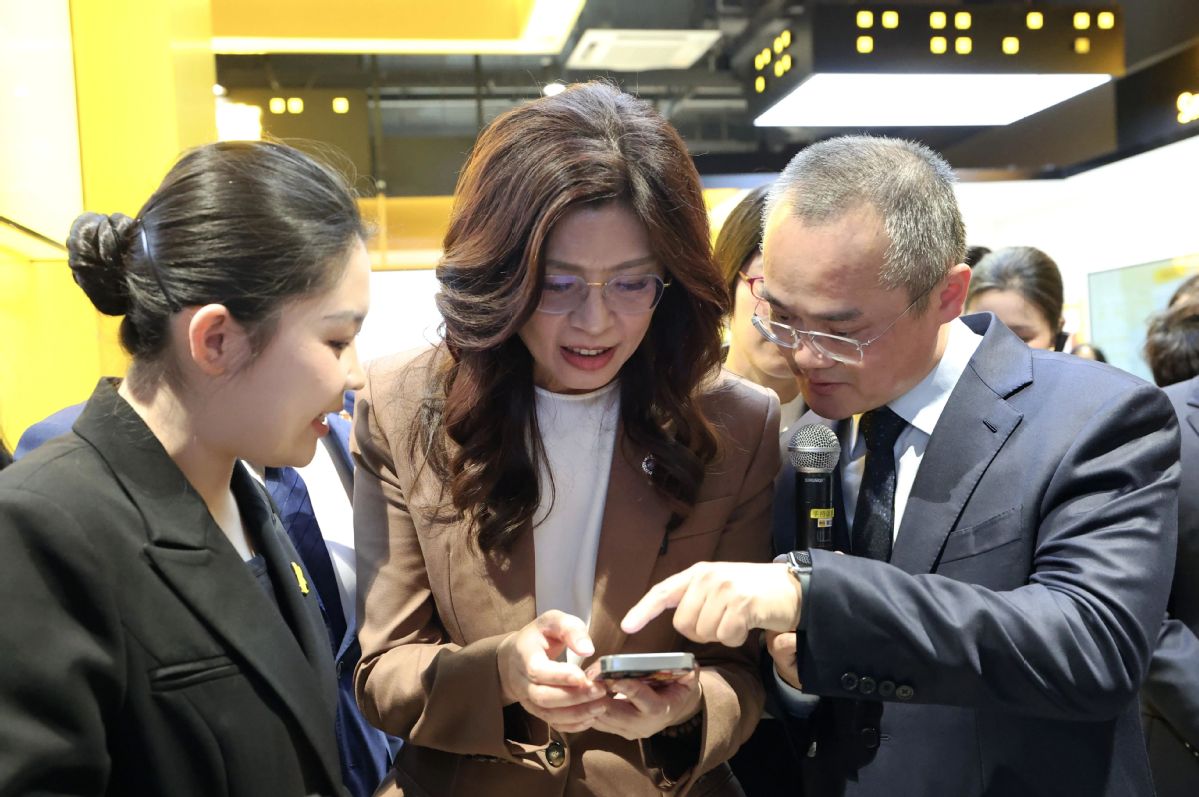 ShanghaiEye's tweet image. #KMT chairwoman visits #Meituan headquarters in #Shanghai -- Photos show #ChengLiwun, chairwoman of the Chinese Kuomintang (KMT) party, trying to order on Meituan, an on-demand delivery platform, in #Shanghai.