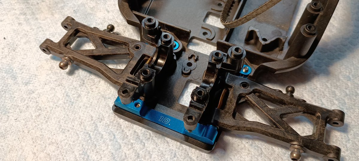 noriponRC's tweet image. リアのバルクヘッドが左右逆だった件💦
「あれ？カバー付かないぞ？」で発覚🤣👍

ちなみに組立図通りに前はダイレクト、後ろはギヤデフ#3000で進めます✨

#タミヤ #TA07R #AWD #フジビュー #ラジコン広場