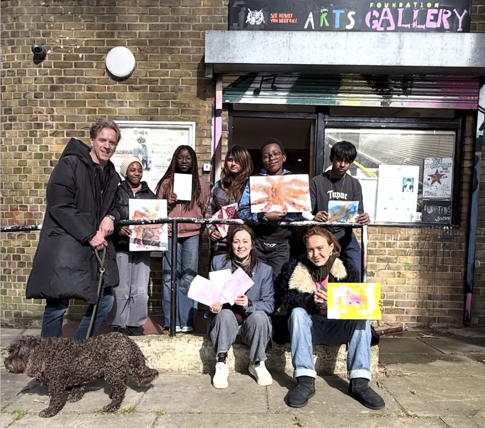 FanFunDamian's tweet photo. Art is a family affair at @SirHvHArts! Damian Lewis stopped by Sir HvH Arts Foundation with Petra to check out Manon’s Masterclass Workshop. Find details here: https://t.co/sfbJHXzRrg #DamianLewis #ManonMcCrory #HvHArts #DebbiClark #HelenMcCrory https://t.co/6919o0XCm7