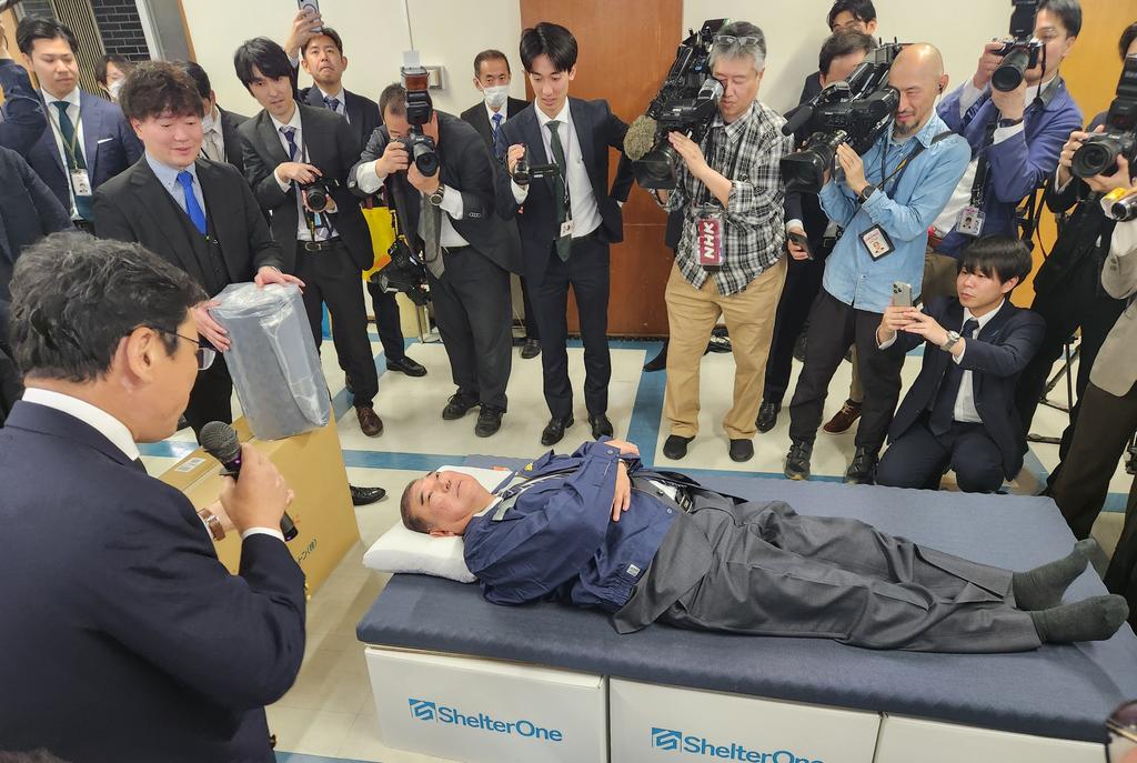 kusamatsuyoshi's tweet photo. 党本部、災害対策特別委員会 災害備蓄展示会においては、石破総理に身体を張っていただいております。 https://t.co/wrlT0MUiTu