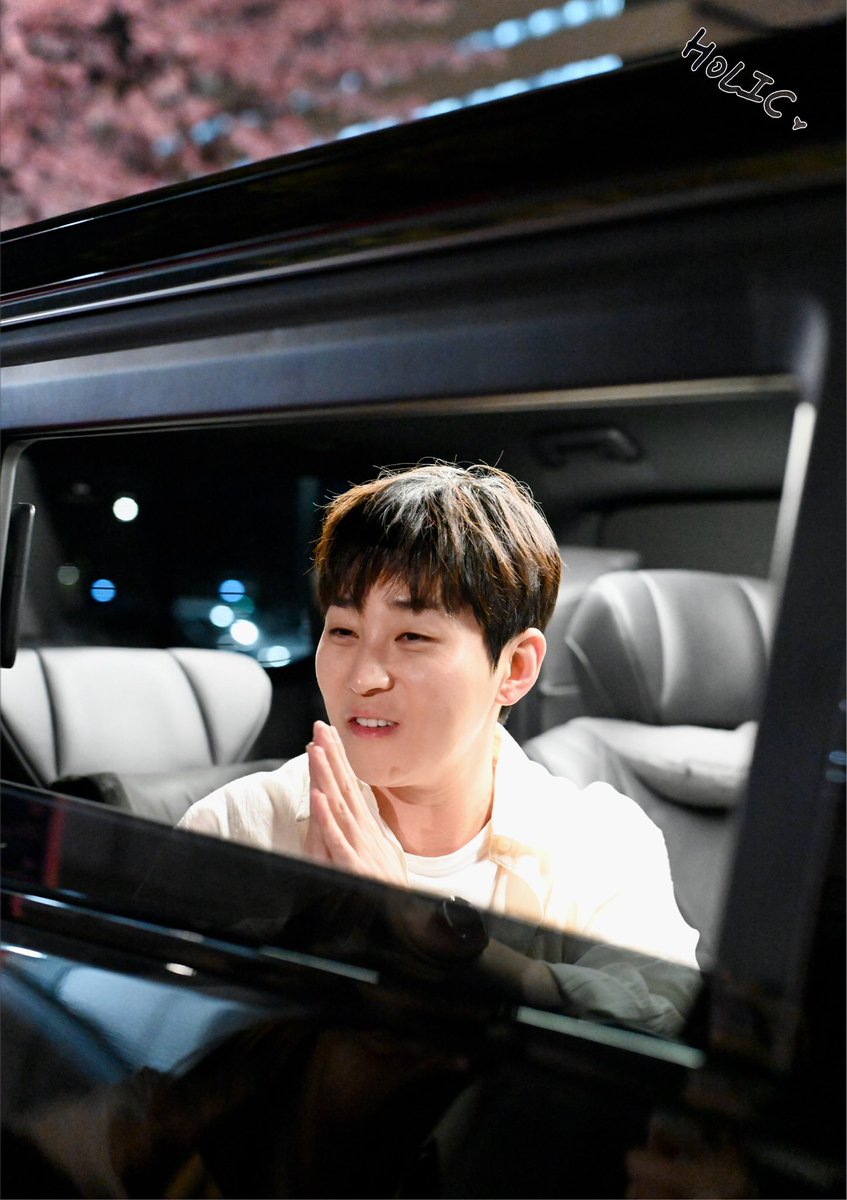 Cheol_Holic's tweet image. 260408 뮤하 퇴근
왜 ‘치킨 난반’이라고 쓰셨는지..다음에 물어봐야겠다ㅋㅋ
태국 팬 분들에게 “콥쿤 캅”,나 에게 “아리가또”라고😊#딘딘 #DINDIN