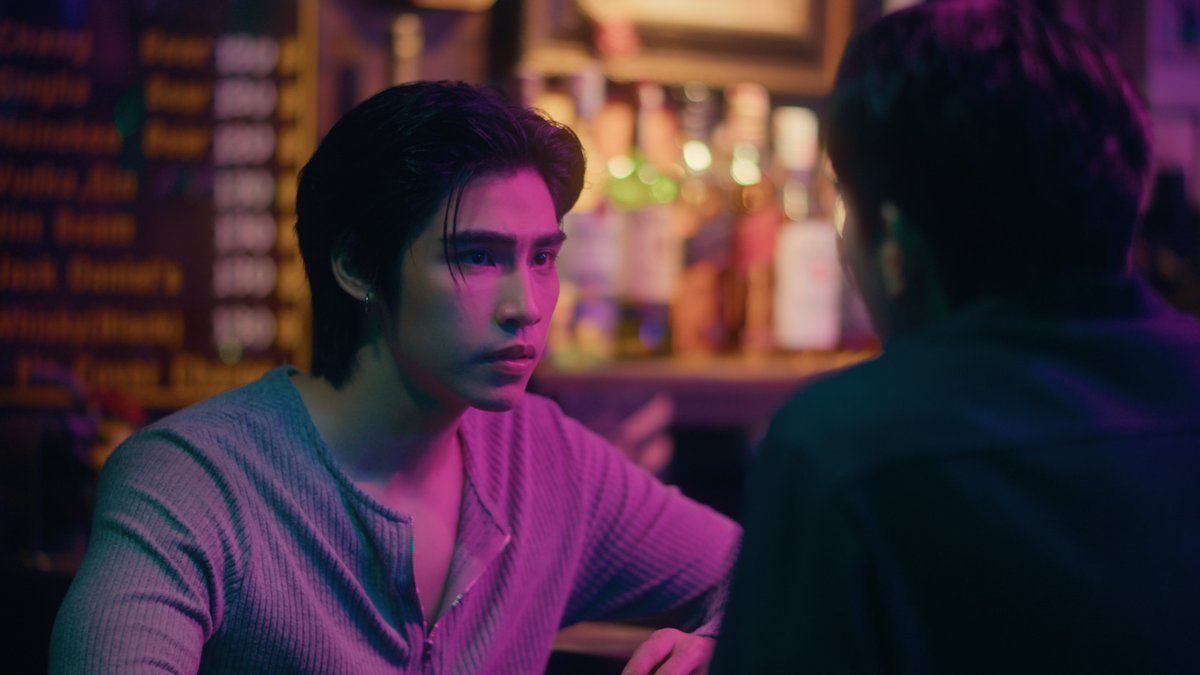 thaiboxoffice's tweet photo. WeTV Original “Love of Silom รักแห่งสีลม” บอกเล่าเรื่องราวชีวิตที่เคราะห์ซ้ำกำซัดของ “วายุ” (รับบทโดย ภูมิ ภูริพันธ์) ผลักเด็กหนุ่มสถาปัตย์ที่กำลังจะเรียนจบ ให้เข้ามาเป็นบาร์โฮสต์ เพื่อชดใช้หนี้แทนแม่และดูแลหลานที่ถูกทิ้ง แต่ดันทำถึง ขึ้นเป็นตัวท็อปแห่ง Moonlit Bar บาร์โฮสต์ย่านสีลม จนโดนรุ่นพี่โฮสต์กันซีน วางแผนให้ไปเจอกับลูกค้าสุดซาดิสม์และเป็นจุดเริ่มต้นให้เขาได้เจอกับ “กฤษฏ์” (รับบทโดย อัพ ภูมิพัฒน์) ผู้กองหนุ่มสุดเพอร์เฟกต์ ที่เข้ามาช่วยเหลือเขาไว้ จนทำให้วายุหวั่นไหวและสงสัยว่า คุณตำรวจคนนี้เหมือนจะมีใจ 

แต่ใจที่ฟูก็ต้องเบรกชะงัก เมื่อพบว่า เขามีแฟนผู้หญิงที่กำลังจะแต่งงานกันอีกไม่นาน และยิ่งซับซ้อนยุ่งเหยิง เมื่อกฤษฏ์ขอให้วายุเป็นสายให้กับตำรวจ เพื่อสืบคดีค้ามนุษย์ที่วายุเข้าไปพัวพันด้วยไม่รู้ตัว จนวายุติดอยู่ใน “สายสืบ Zone” ที่ยิ่งทำให้เขาสับสนว่า กฤษฏ์ มาเล่นกับใจหรือชอบเขาจริง ๆ

ติดตามรับชม WeTV Original  #LoveofSilom #รักแห่งสีลม ทุกวันศุกร์ เวลา 20:00 น. ดูเวอร์ชัน UNCUT บนแพลตฟอร์ม WeTV ที่เดียวเท่านั้น เริ่มตอนแรก 24 เมษายนนี้!