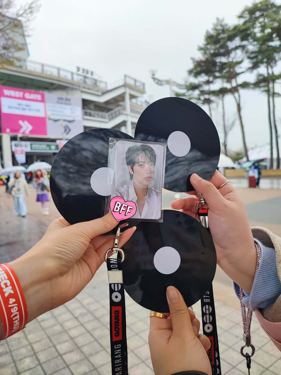 JlNSONYEONDAN's tweet photo. my friends were like did you change the order of the army zone pcs bcs their 1st was not seokjin, but i received them as is so yes we're married https://t.co/V69MN2XZi2