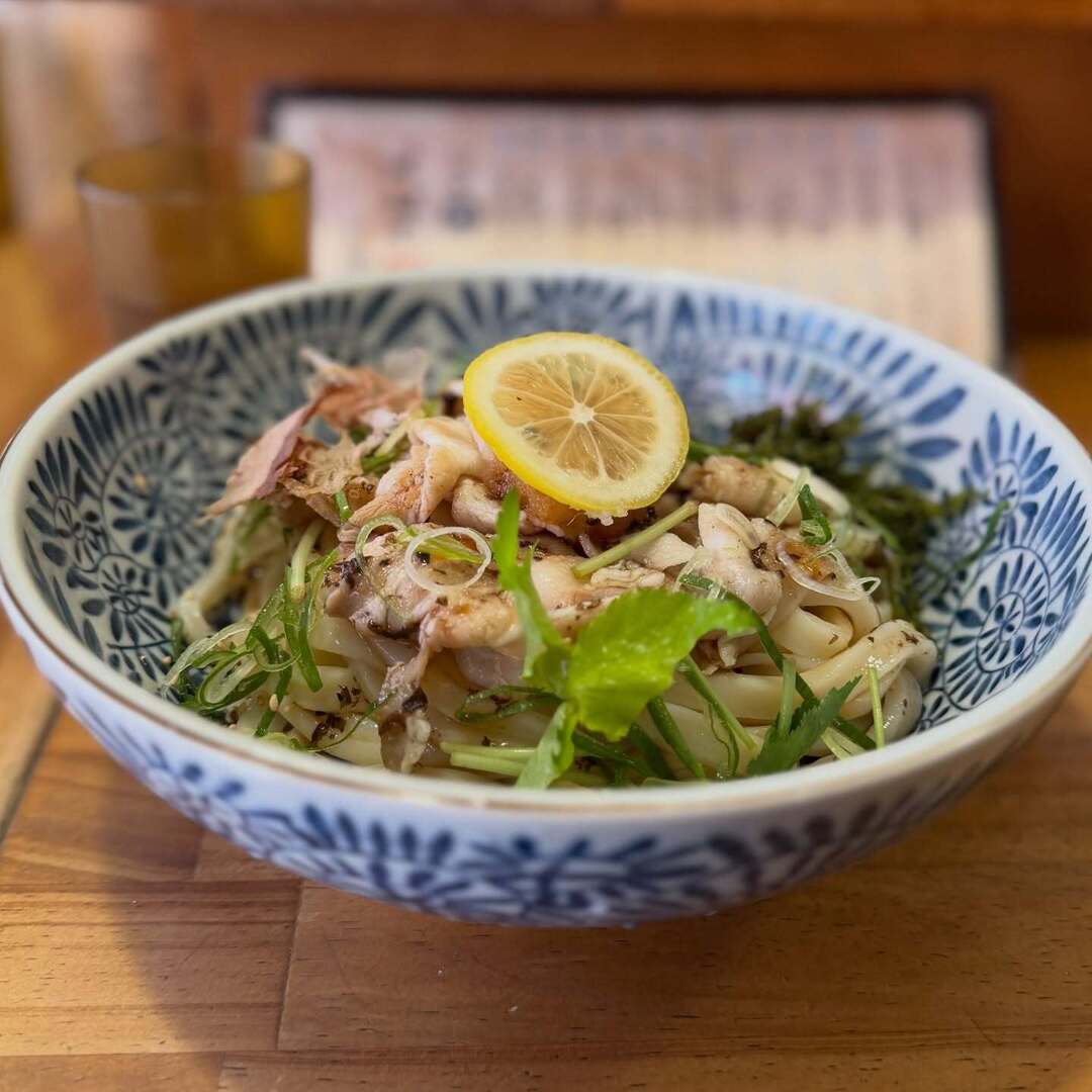 bignum's tweet photo. 今日のお昼は、UdonStand Gozで、梅豚冷やしゃぶうどんでした。
#三鷹 #mitaka #goz https://t.co/hsl4aBUSit