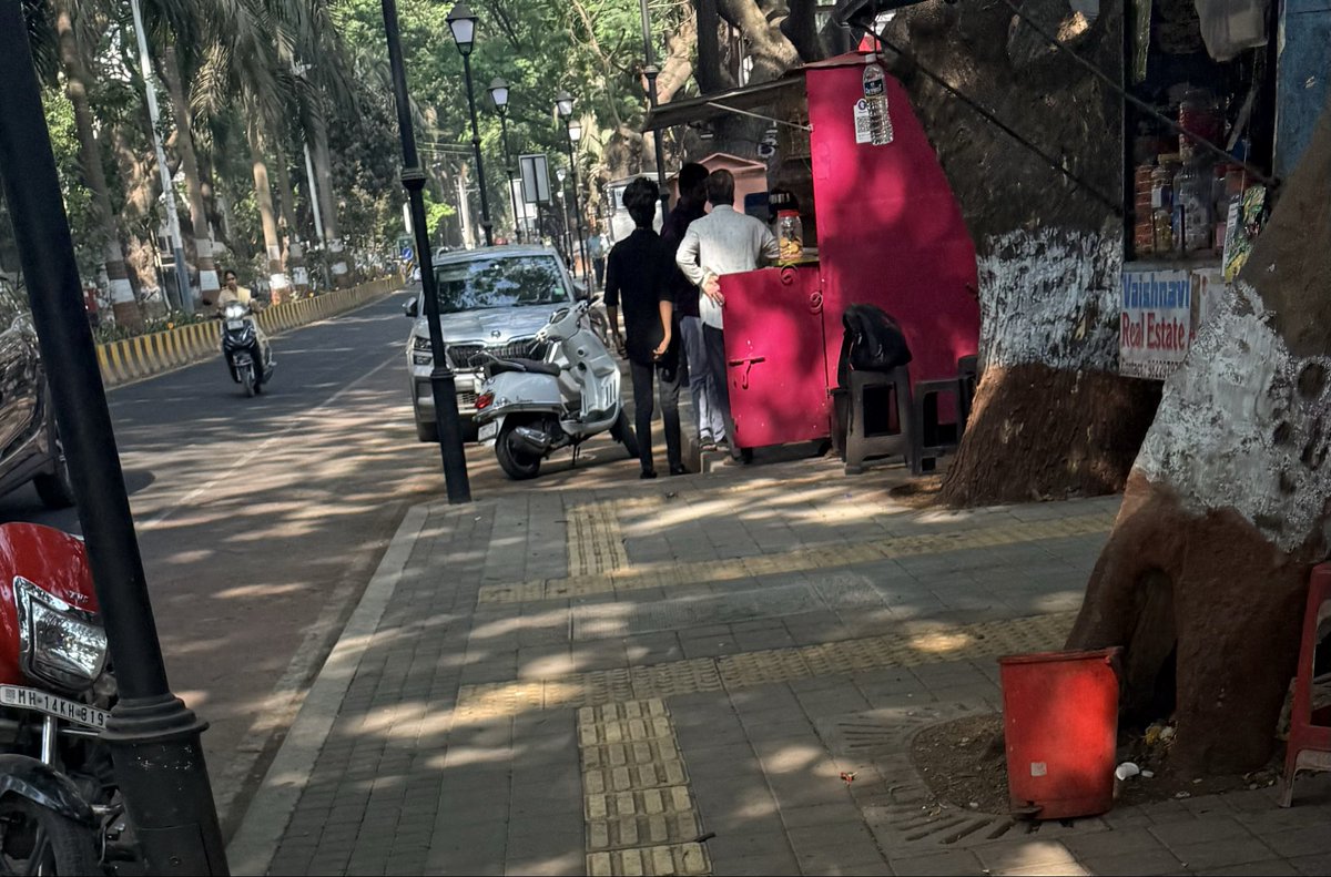 praveenontheweb's tweet image. @TOIPune coverage on #HaritSetu has covered the issue partly. Roads aren’t adequate coz of poorly planned constructions n unauthorised use of wide #Pavements #footpaths by #Shopkeepers n #Hawkers thereby not leaving space for #pedestrians to walk @PCMCSarathi @pcmcindiagovin