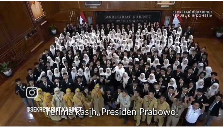 EdyAgus_eap28's tweet photo. TERIMAKASIH Bapak Presiden Prabowo Subianto  telah memberi kesempatan siswa-siswi sekolah sbg Generasi Penerus Bangsa mengunjungi Istana Merdeka

@YandriSusanto
@SekretariatNegaraRI
#BPSDMKementerianDesaPDT
#TerimakasihBapakPresiden 
#IstanaMerdeka #MemupukNasionalismeAnakBangsa https://t.co/aNYVCHpQsC