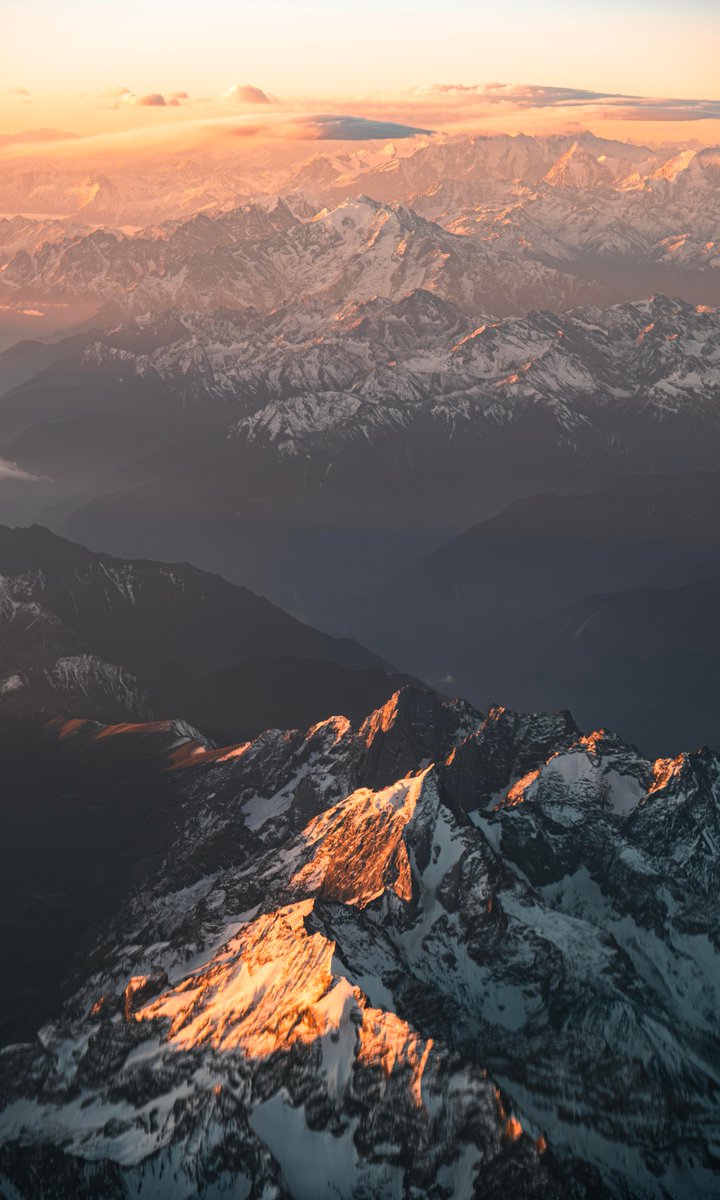 lho90287510's tweet image. 俯瞰雪域高原的云海与日出🌄
🗻☀️The window seat on my flight to Nyingchi just gave me the view of a #lifetime  .At 10,000 feet, snow-capped #mountains  bathed in golden #sunrise, with a sea of clouds stretching endlessly below.
