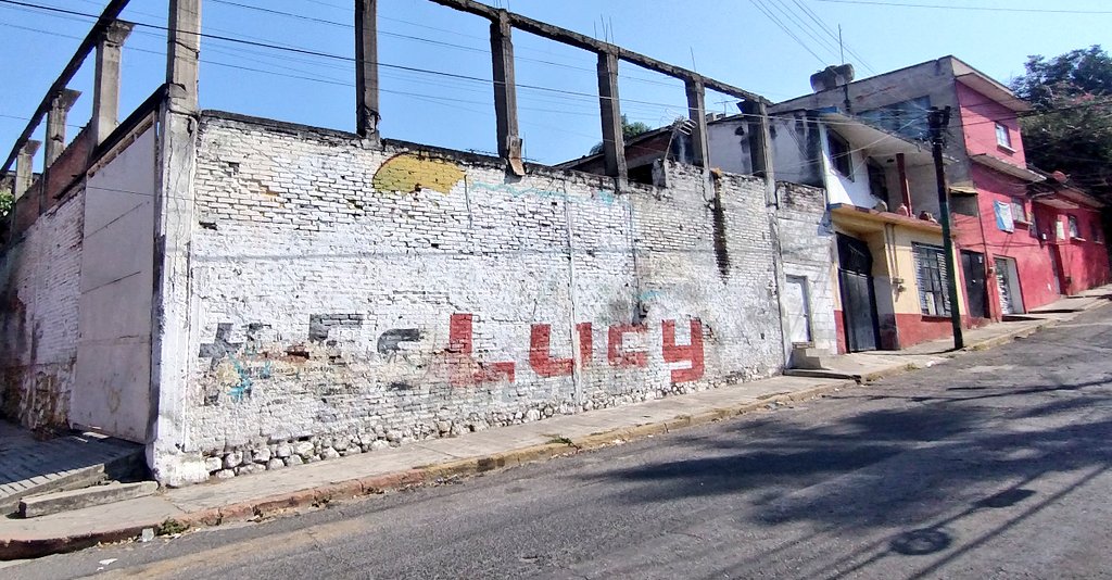 CuernaLimpia's tweet photo. @DavidMonroyMx Nada le importa la imagen de #Cuernavaca Siguen bardas pintadas por todas la ciudad con su horrible campaña electorera de hace dos años. Que tenga tantita madre para borrarlas y dar una mejor imagen urbana. #eslucy 😡🤬 https://t.co/mhenOInXQn
