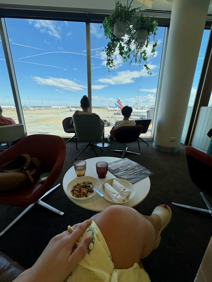 SandiSieger's tweet photo. Gather Round, Year Four. Incoming 🛫 https://t.co/MWDZyBlCNE