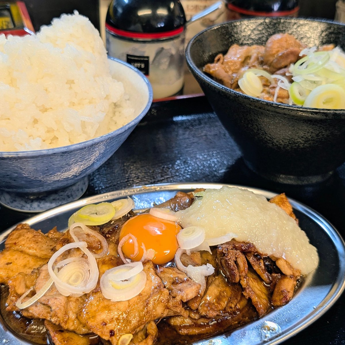 もつ煮カド屋 @青梅(河辺)
豚バラ焼き定食(大)/〆の汁なし麺/ハーフもつ煮(カレー)/生たまご/

もはや液体‼️ これも美味いぞ🫵✨
#青梅の美味しい定食屋