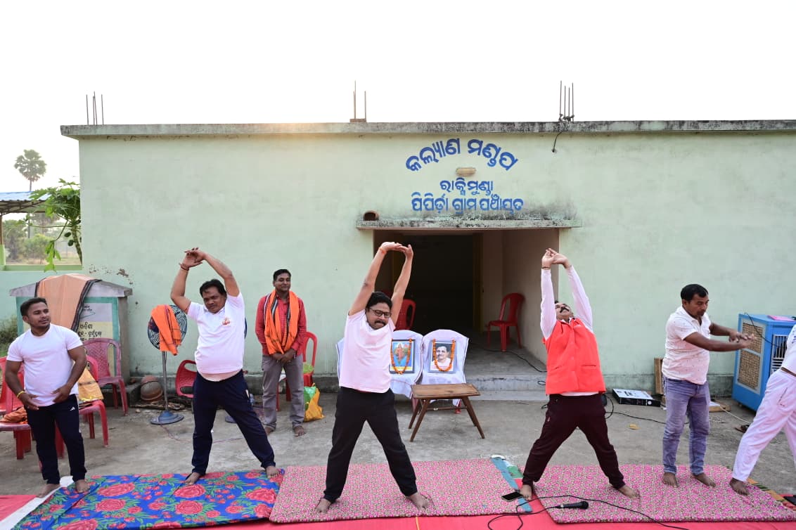 MahalingMukesh's tweet image. ସୁସ୍ଥ ଭାରତ, ସମୃଦ୍ଧ ଭାରତ 

ପୁଇଁନ୍ତଳା ବ୍ଲକ ରାକ୍ସିମୁଣ୍ଡା ଗ୍ରାମର ମହାଦେବ ମନ୍ଦିର ପରିସରରେ ଅନୁଷ୍ଠିତ ଯୋଗ ଶିବିରରେ ଯୋଗଦେଲି। ସମସ୍ତେ ମିଶି ଯୋଗର ଅଭ୍ଯାସ କରିବା ସହ ଅନ୍ୟମାନଙ୍କୁ  ଦୈନଦିନ ଜୀବନରେ ଯୋଗକୁ ଆପଣାଇବା ପାଇଁ ଆହ୍ଵାନ ଦେଇଛୁ। 

#FitIndia