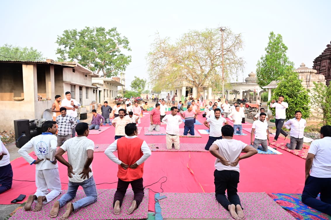 MahalingMukesh's tweet image. ସୁସ୍ଥ ଭାରତ, ସମୃଦ୍ଧ ଭାରତ 

ପୁଇଁନ୍ତଳା ବ୍ଲକ ରାକ୍ସିମୁଣ୍ଡା ଗ୍ରାମର ମହାଦେବ ମନ୍ଦିର ପରିସରରେ ଅନୁଷ୍ଠିତ ଯୋଗ ଶିବିରରେ ଯୋଗଦେଲି। ସମସ୍ତେ ମିଶି ଯୋଗର ଅଭ୍ଯାସ କରିବା ସହ ଅନ୍ୟମାନଙ୍କୁ  ଦୈନଦିନ ଜୀବନରେ ଯୋଗକୁ ଆପଣାଇବା ପାଇଁ ଆହ୍ଵାନ ଦେଇଛୁ। 

#FitIndia