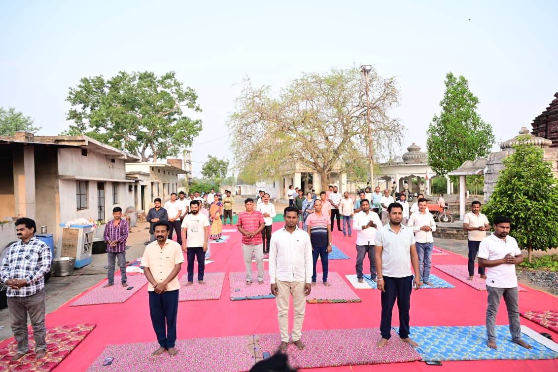 MahalingMukesh's tweet image. ସୁସ୍ଥ ଭାରତ, ସମୃଦ୍ଧ ଭାରତ 

ପୁଇଁନ୍ତଳା ବ୍ଲକ ରାକ୍ସିମୁଣ୍ଡା ଗ୍ରାମର ମହାଦେବ ମନ୍ଦିର ପରିସରରେ ଅନୁଷ୍ଠିତ ଯୋଗ ଶିବିରରେ ଯୋଗଦେଲି। ସମସ୍ତେ ମିଶି ଯୋଗର ଅଭ୍ଯାସ କରିବା ସହ ଅନ୍ୟମାନଙ୍କୁ  ଦୈନଦିନ ଜୀବନରେ ଯୋଗକୁ ଆପଣାଇବା ପାଇଁ ଆହ୍ଵାନ ଦେଇଛୁ। 

#FitIndia