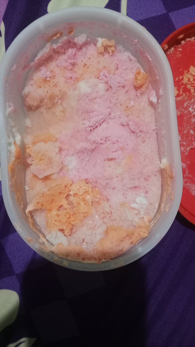 PhytAnisa's tweet photo. @wallsidn min, aku beli eskrim varian tropical delight peach coco lychee di alfamart, exp msh lama tp tampilannya seperti ini, awalnya ragu banget buat cobain tp tetap dicobain ama suami aq, apakah masih layak dikonsumsi? https://t.co/WRZcr8eoE3