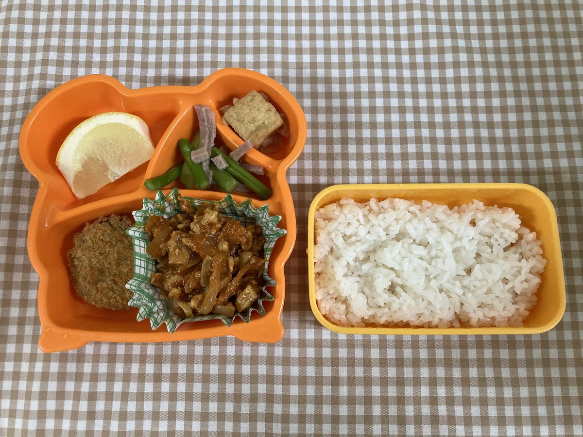 ４、5歳児は今日からお弁当が始まりました。
今日の弁当給食です。