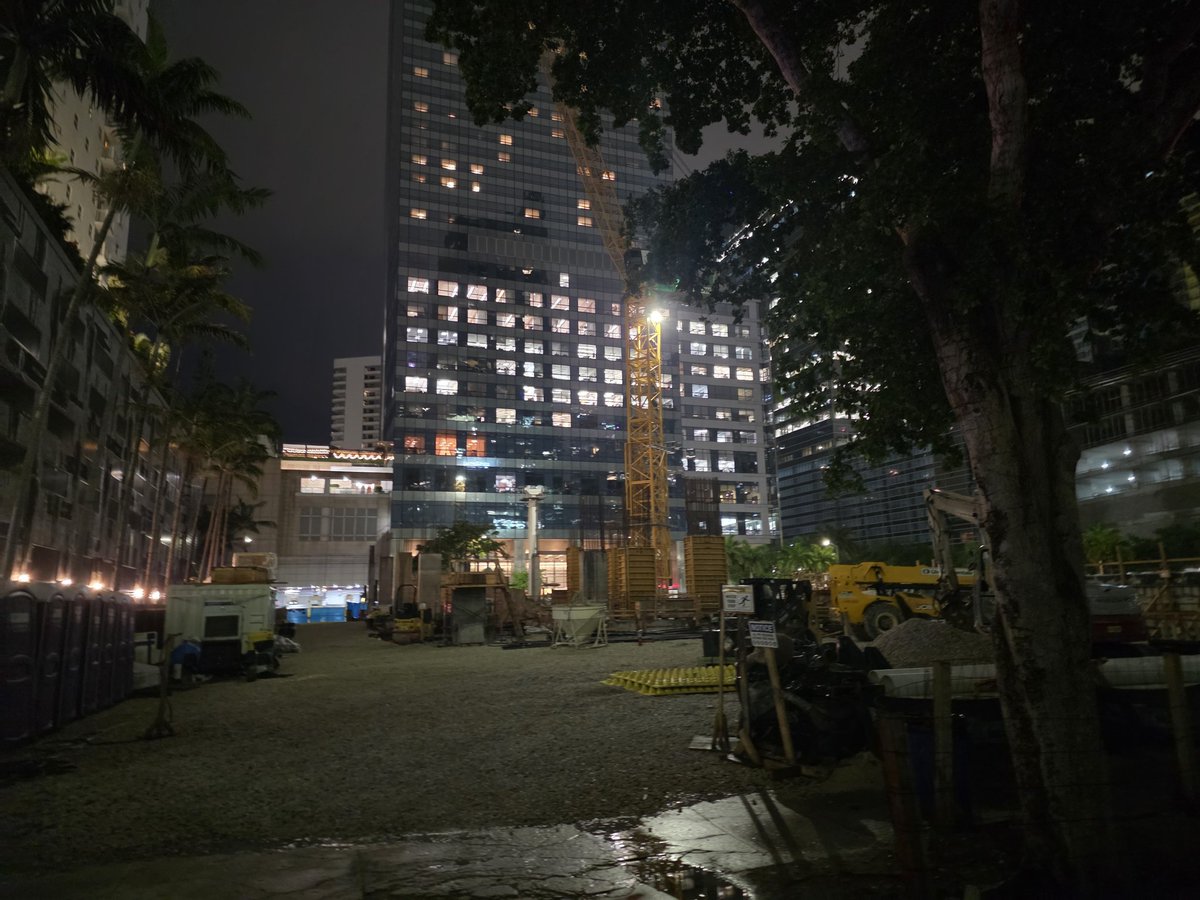volvoshine's tweet image. They are *moving* on the Santander tower in Brickell
#Miami #RealEstate