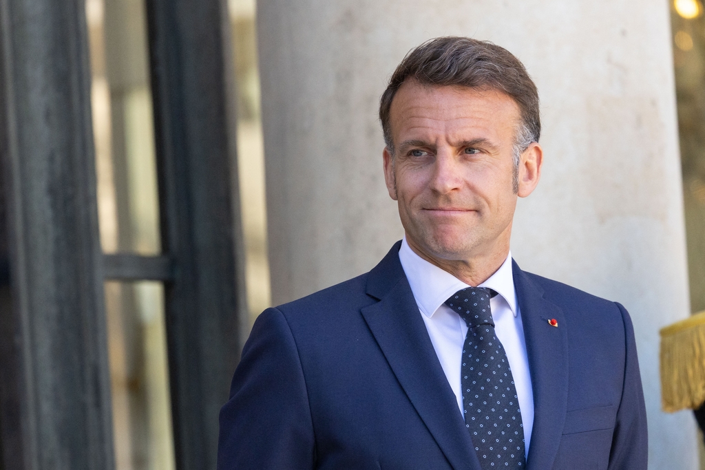ChinaDaily's tweet image. French President Emmanuel Macron on Wednesday condemned Israel's latest strikes on Lebanon, stressing that "Lebanon must be fully covered by" the #MiddleEast ceasefire. #Lebanon bit.ly/4t6XERs