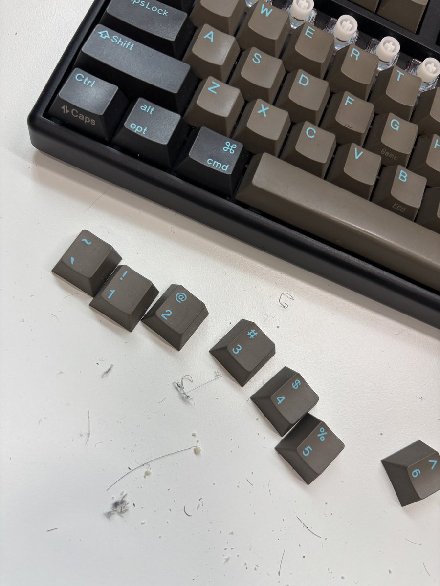 graphvisionlab's tweet photo. キーボード内部を掃除した日は
謎の達成感ある
#キーボード https://t.co/ZzMLhRGaVw