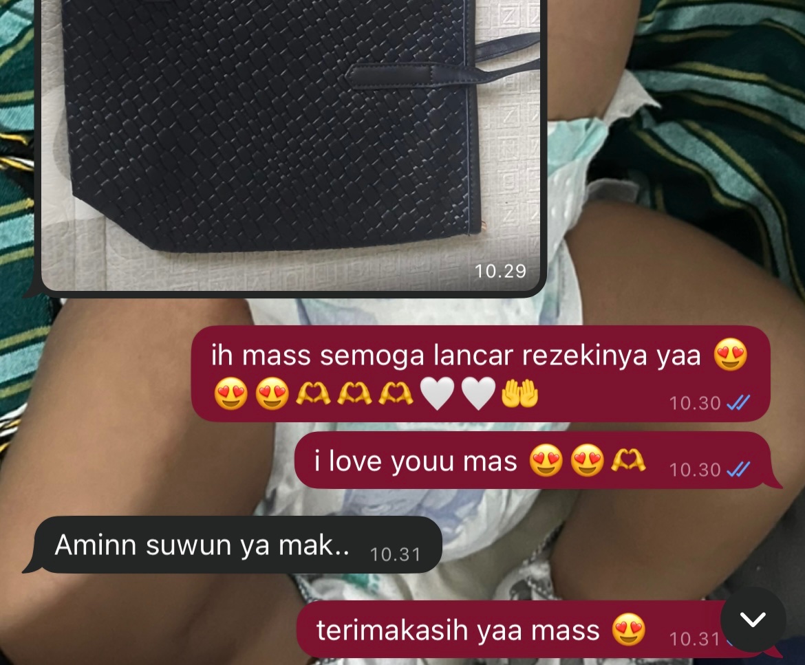 uefm31's tweet photo. proses pemalakan bojo biar lancar rezekinya 🫵🤍 https://t.co/A7aODG6a3x