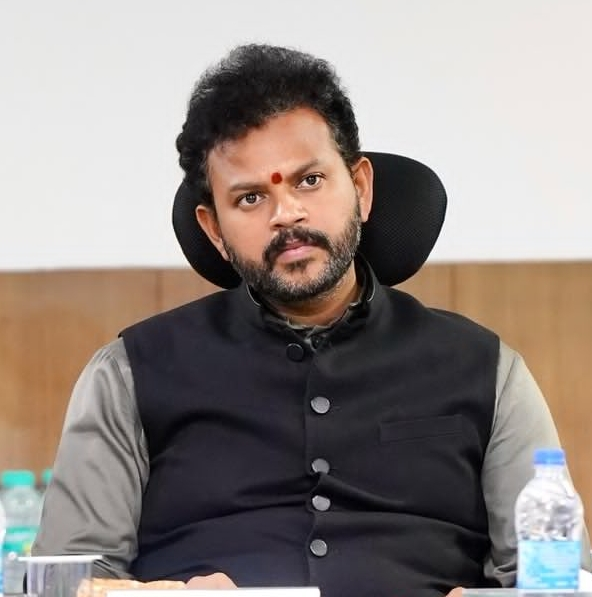 airnews_abad's tweet image. ▶️કેન્દ્રીય નાગરિક ઉડ્ડયન મંત્રી રામ મોહન નાયડુએ ઘરેલું ઉડ્ડયન કંપનીઓ માટે રાહતના સમાચારની જાહેરાત કરી 

▶️આ અંતર્ગત લેન્ડિંગ અને પાર્કિંગ ચાર્જમાં 25 ટકાનો ઘટાડો કરવામાં આવ્યો 

▶️આ ઘટાડો તાત્કાલિક અસરથી અમલમાં આવ્યો છે અને ત્રણ મહિના સુધી અમલમાં રહેશે

#AviationNews #FlightNews
