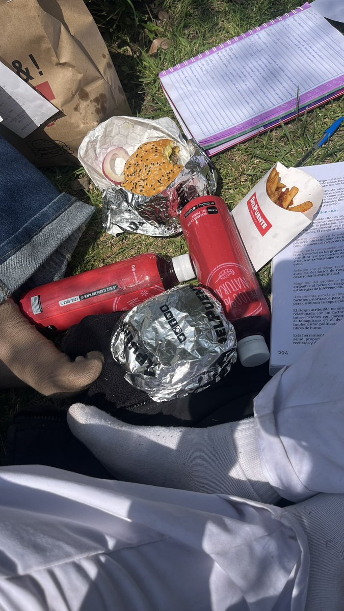 Top placeres de la vida: comer sin zapatos en el pasto🫰🏽