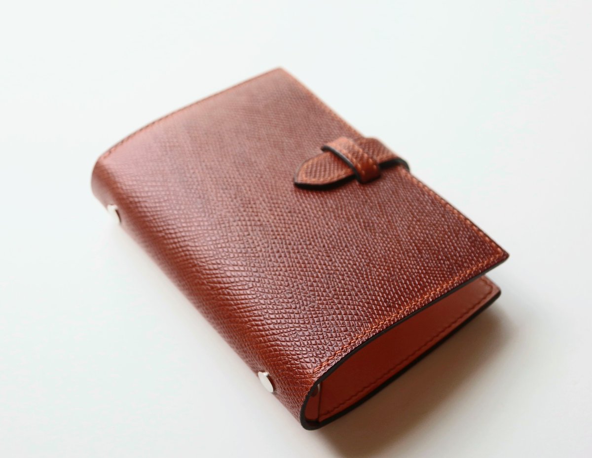 AmoNaoko's tweet image. ミニ６のシステム手帳完成。
革はブッテーロ（別注型押しのブラウンと、ナチュラル）、縫い目は麻糸の手縫い。コバはフノリと蜜蝋の手磨き仕上げ。
自分で言うのも何だけど、いい感じにできました～😆
#leathercraft #レザークラフト