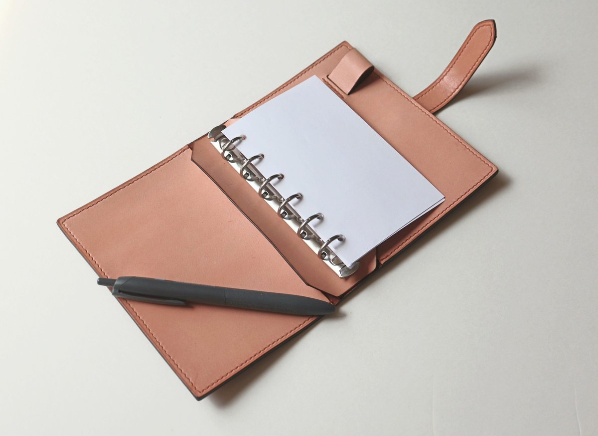 AmoNaoko's tweet image. ミニ６のシステム手帳完成。
革はブッテーロ（別注型押しのブラウンと、ナチュラル）、縫い目は麻糸の手縫い。コバはフノリと蜜蝋の手磨き仕上げ。
自分で言うのも何だけど、いい感じにできました～😆
#leathercraft #レザークラフト