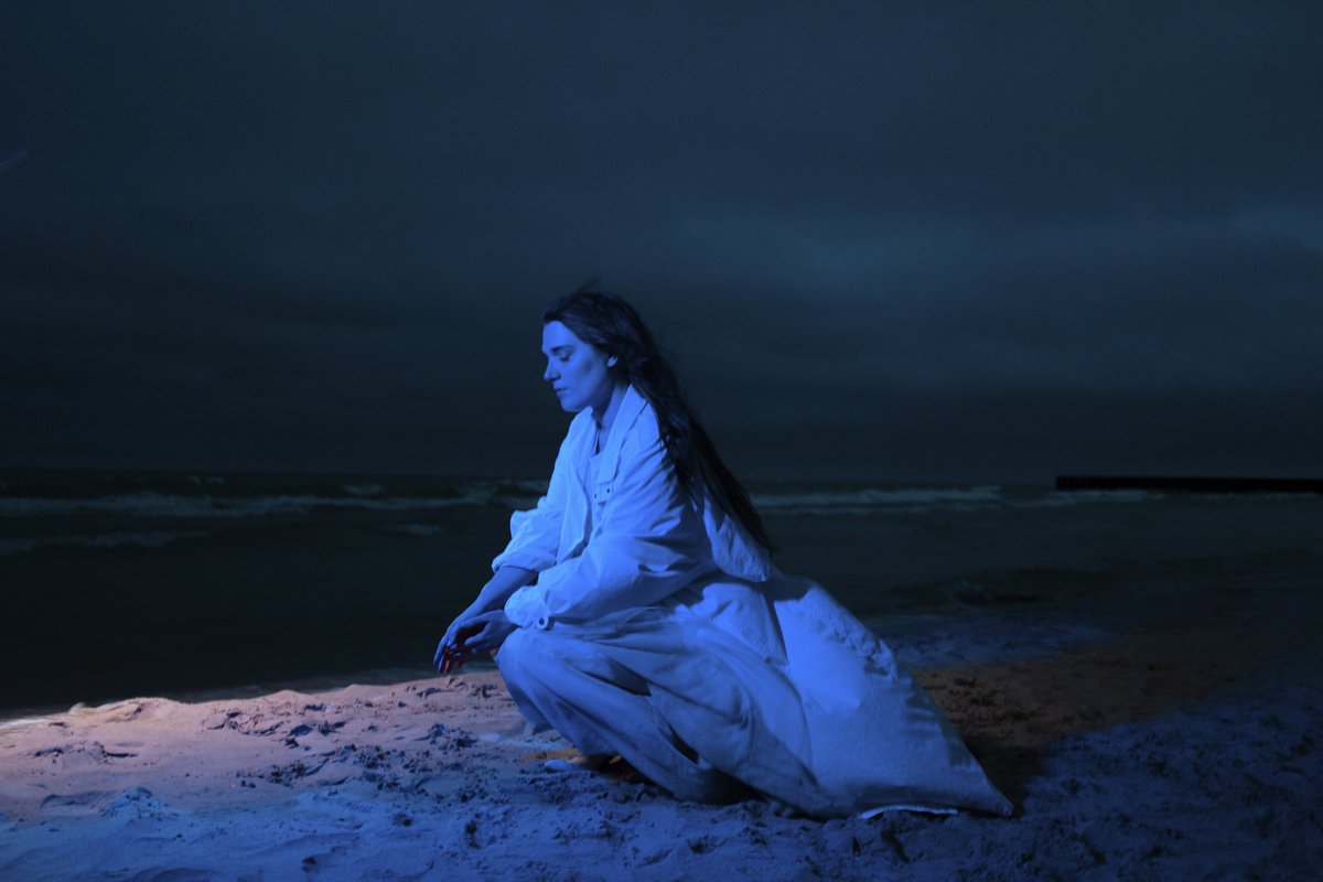 シカゴ拠点のGia Margaretが新作『Singing』にあわせ、初期作『There’s Always Glimmer』（2018）と『Mia Gargaret』（2020）を4/24に日本限定CD再発。Nicholas Papaleo、Emily Cross、Stephen Steinbrinkら参加作。リリースはPLANCHA。
betweenthedoors.com/gia-margaret-r…