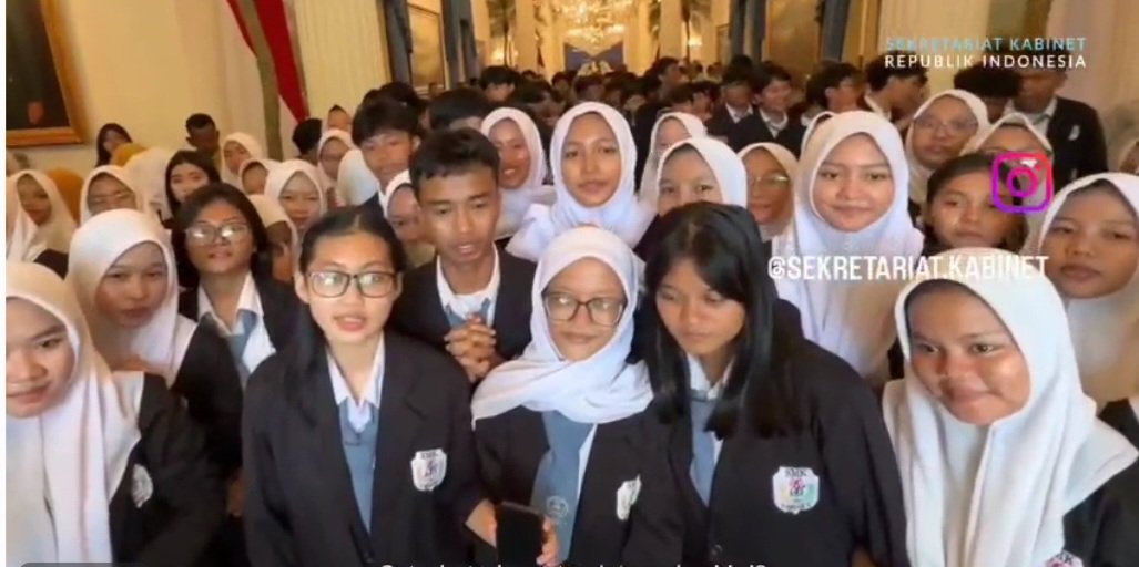 TERIMAKASIH Bpk Presiden Prabowo Subianto  yg memberi kesempatan siswa-siswi sekolah Generasi Penerus Bangsa utk mengunjungi Istana Merdeka
<a href="/YandriSusanto/">Yandri Susanto</a> 
@SekretariatNegaraRI 
#BPSDMKementerianDesaPDT
#TerimakasihBapakPresiden 
#IstanaMerdeka #MemupukNasionalismeAnakBangsa