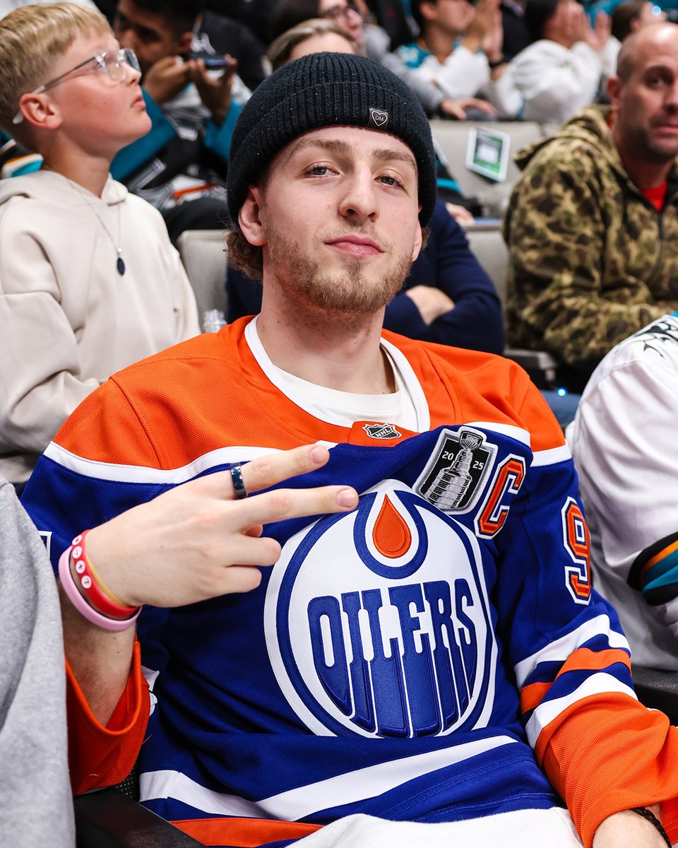 EdmontonOilers's tweet photo. Not one but two Podz in the house tonight! 🏀

@brandinpodziem2 | #LetsGoOilers https://t.co/4Xxw4n7HbD