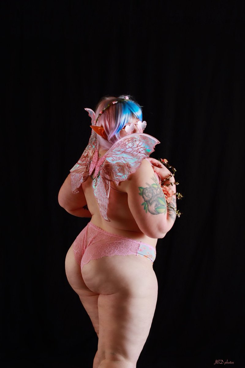 BottomlessBee's tweet photo. I’d like to submit my application for bratty fairy, with a side of dumptruck ass.  #bbw #glasses #tattoos #chubby #ass #butt #thighs #cellulite #pretty #sexy #dressup https://t.co/7qqnFyYC4o