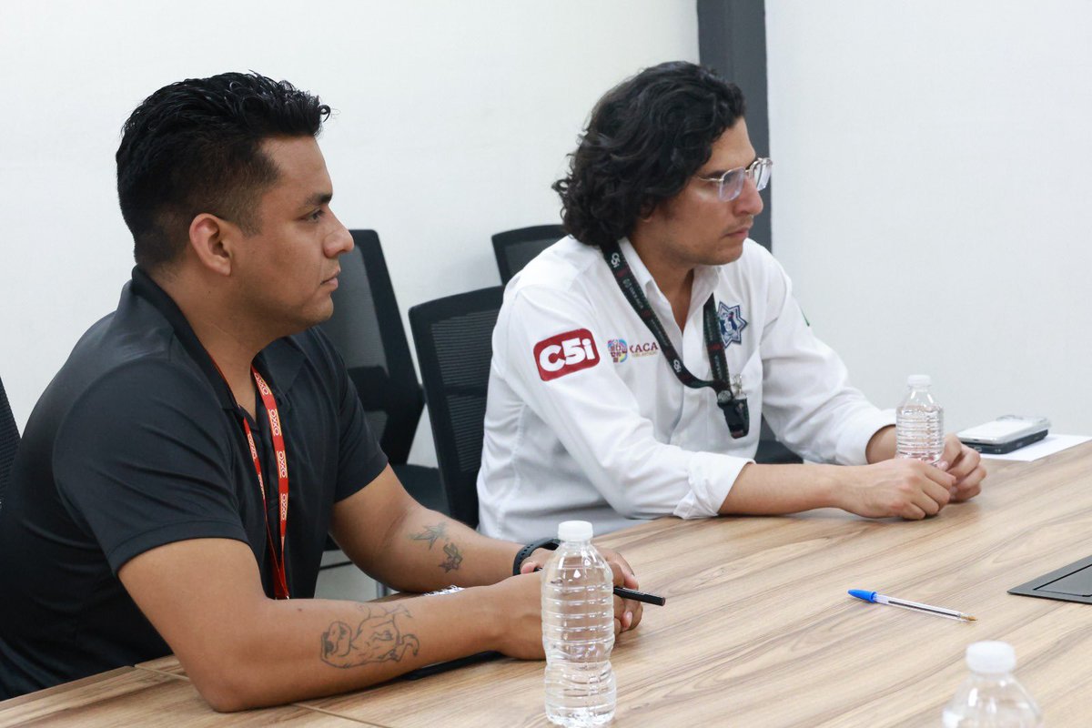 C5i_Oaxaca's tweet photo. En las instalaciones del @C5i_Oaxaca, nuestro Director General, Jaime González Estudillo (@jaimeglezest), recibió a representantes del área de Protección Laboral y Patrimonial de la cadena OXXO.

Durante el encuentro se destacó la importancia de mantener una coordinación permanente en materia de seguridad, con el objetivo de fortalecer la prevención y la atención oportuna de incidentes en sus diferentes sucursales.

En el C5i Oaxaca, seguimos fortaleciendo alianzas estratégicas para brindar mayor seguridad a la ciudadanía.

@salomonj @GobOax @SSPC_GobOax