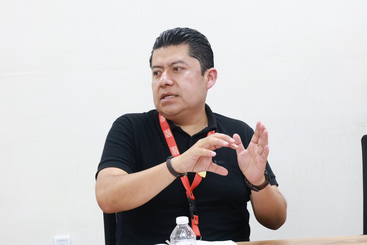 C5i_Oaxaca's tweet photo. En las instalaciones del @C5i_Oaxaca, nuestro Director General, Jaime González Estudillo (@jaimeglezest), recibió a representantes del área de Protección Laboral y Patrimonial de la cadena OXXO.

Durante el encuentro se destacó la importancia de mantener una coordinación permanente en materia de seguridad, con el objetivo de fortalecer la prevención y la atención oportuna de incidentes en sus diferentes sucursales.

En el C5i Oaxaca, seguimos fortaleciendo alianzas estratégicas para brindar mayor seguridad a la ciudadanía.

@salomonj @GobOax @SSPC_GobOax