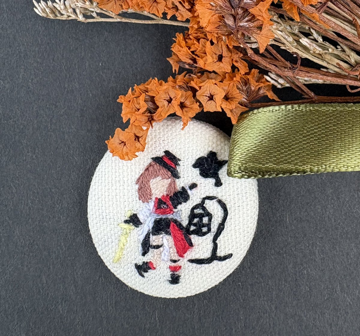 00nimaru's tweet image. 勇ましくも優しい女の子の刺繍

輝く剣で囚われていた小鳥の錠前を切り落としました。
小鳥は彼女の周りを挨拶するように回って外へと飛び出して行きました。
#まるデザチラ見せ出展 
#embroidery