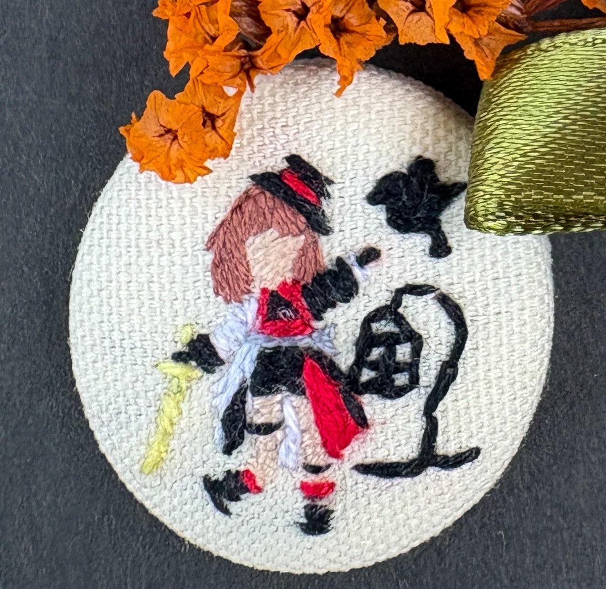 00nimaru's tweet image. 勇ましくも優しい女の子の刺繍

輝く剣で囚われていた小鳥の錠前を切り落としました。
小鳥は彼女の周りを挨拶するように回って外へと飛び出して行きました。
#まるデザチラ見せ出展 
#embroidery