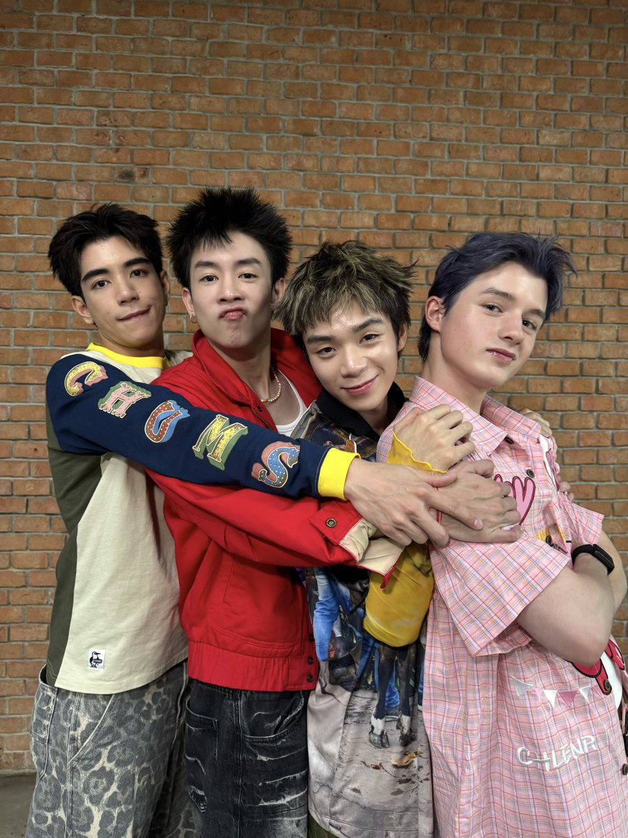 LEON BOX 📦 tweet media