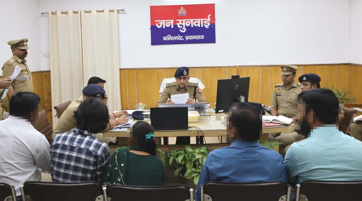 prayagraj_pol's tweet photo. पुलिस आयुक्त द्वारा पुलिस कार्यालय में #जनसुनवाई की गयी एवं समस्याओं के समयबद्ध व गुणवत्तापूर्ण निस्तारण हेतु सम्बन्धित को आवश्यक निर्देश दिए गए।