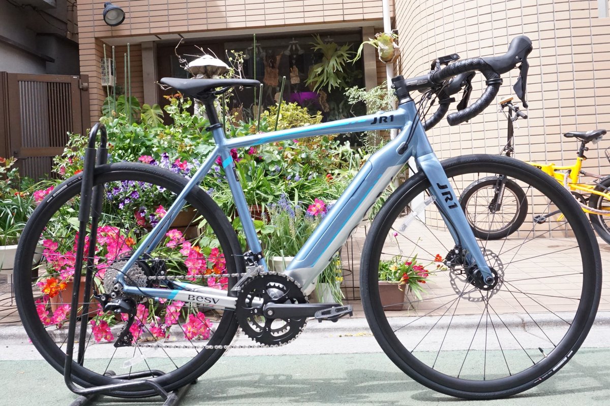 buychari's tweet image. 【中目黒店　店舗情報】🚲
本日ご紹介するのはこちら！

BESV JR1 2024

内蔵バッテリーは最大115km走行可能🚴‍♀️💨
コンポーネントは安心のSHIMANO 105を搭載👍

アシストパワーでスイスイ走りたい方、オススメですよ！

#バイチャリ
#BESV
#EBIKE