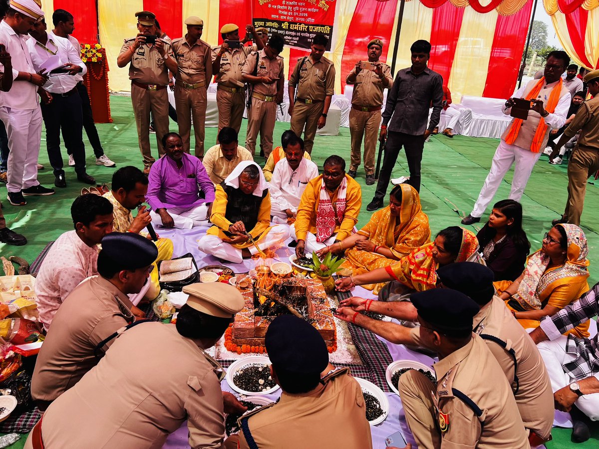 dharmindia51's tweet photo. आज जनपद औरैया के ग्राम सेहुद में जिला होमगार्ड्स कमांडेंट कार्यालय का भूमिपूजन / शिलान्यास किया इस अवसर पर विधायक श्रीमती गुड़िया कठेरिया जी, जिलाध्यक्ष श्री सर्वेश कठेरिया जी, जिलाधिकारी श्री इन्द्रमणि त्रिपाठी जी, पुलिस अधीक्षक श्री अभिषेक भारती जी उपस्थित रहे https://t.co/16L2MNIzWn