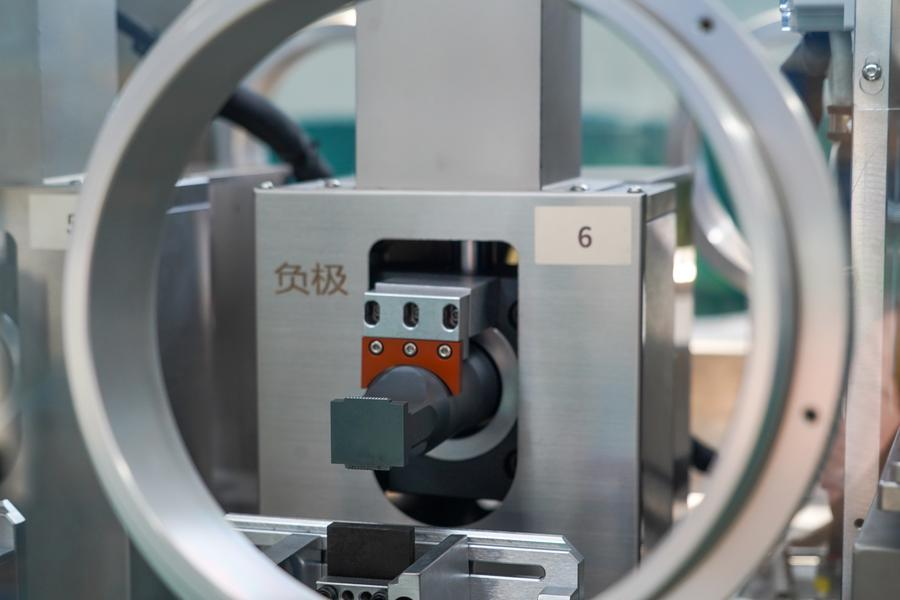 CE_ChinaEconomy's tweet image. Chinese scientists have developed a polymerizable non-flammable electrolyte (PNE) with self-protective capabilities, fundamentally addressing the core safety bottleneck of new energy batteries and accelerating the commercialization of sodium-ion batteries. #BatteryTech #ChinaTech